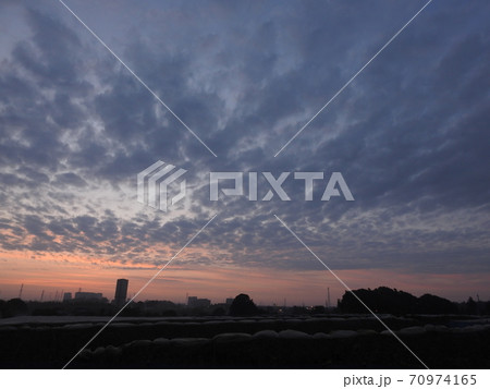 夜明け 秋らしい厚い雲が美しいです 日常生活 暮らし 空の背景素材の写真素材