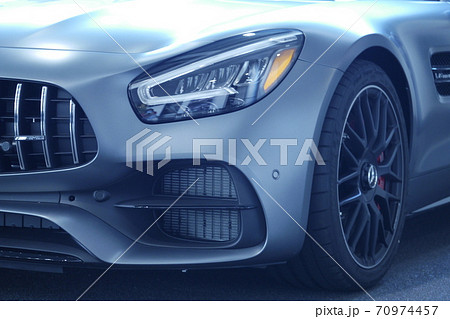 黒光りしている車 斜めからの車体の写真素材