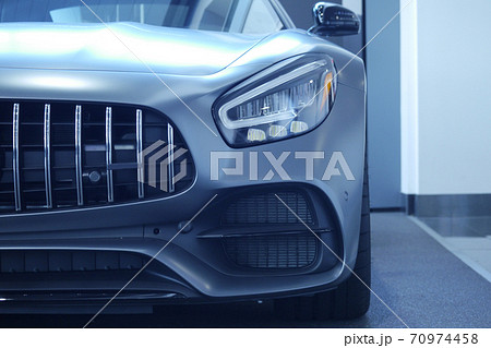 黒光りしてる車 正面からの車体の写真素材