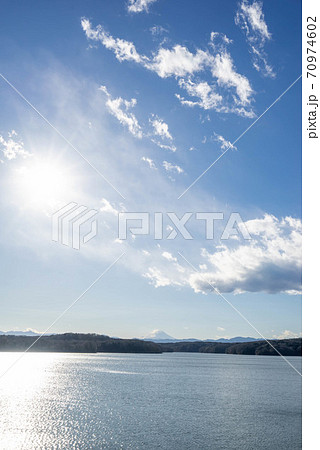 挟山湖 山口貯水池ダム 湖面 富士山 挟山湖 山口貯水池ダム 湖面 富士山 70974602