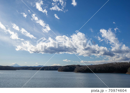 挟山湖　山口貯水池ダム　湖面　富士山 70974604