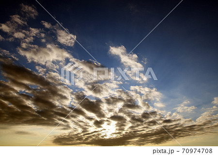 ダイナミックな秋の雲。早朝の空。こさめときどきふる、霎時施、10月、空の背景素材 70974708
