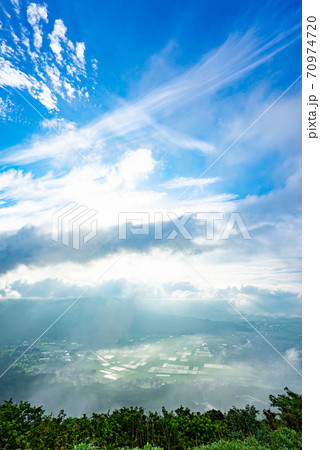 早朝の阿蘇 絶景 雲の流れ 早朝の阿蘇 絶景 雲の流れ 70974720