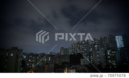 夜景 暗雲 近所 70975078