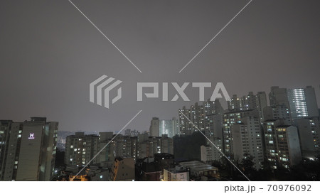 夜景 暗雲 近所 70976092