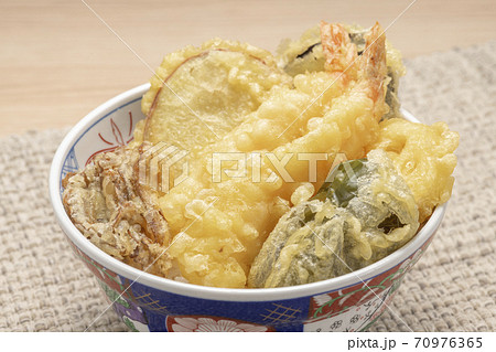 天丼（海老、かぼちゃ、茄子、ピーマン、舞茸、レンコン、さつま芋） 70976365