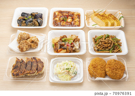 食品スーパーのお惣菜 70976391