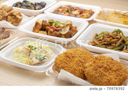 食品スーパーのお惣菜 70976392