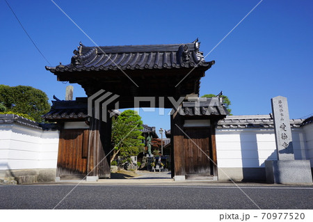 城下町津山の西寺町を東西に走る旧出雲街道に面して建つ「愛染寺」 城下町津山の西寺町を東西に走る旧出雲街道に面して建つ「愛染寺」 70977520