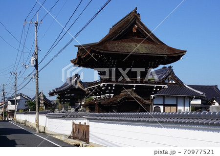 城下町津山の西寺町を東西に走る旧出雲街道に面して建つ「愛染寺」:鐘楼門 城下町津山の西寺町を東西に走る旧出雲街道に面して建つ「愛染寺」:鐘楼門 70977521