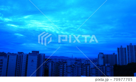 暗雲 近所 曇りの日 70977705