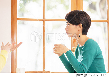 カフェで友達とお喋りする女性 カフェで友達とお喋りする女性 70978147