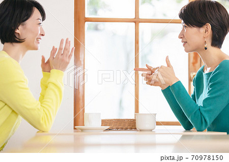 カフェで友達とお喋りする女性 カフェで友達とお喋りする女性 70978150