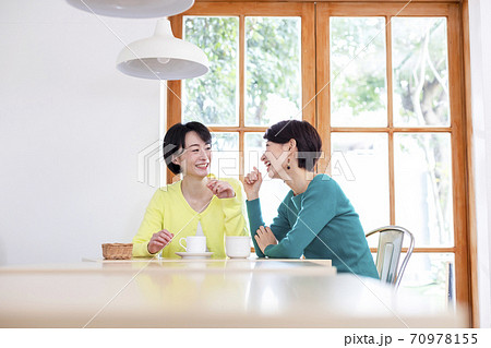 カフェで友達とお喋りする女性 カフェで友達とお喋りする女性 70978155
