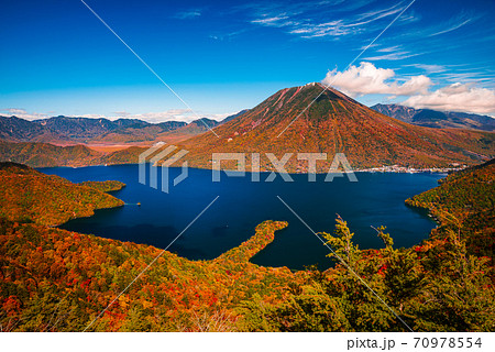 秋の日光・半月山展望台からの景色・中禅寺湖と男体山と八丁出島【栃木県】 70978554