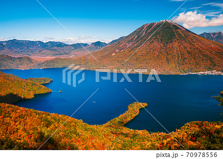 秋の日光 半月山展望台からの景色 中禅寺湖と男体山と八丁出島 栃木県 の写真素材 70978556 Pixta