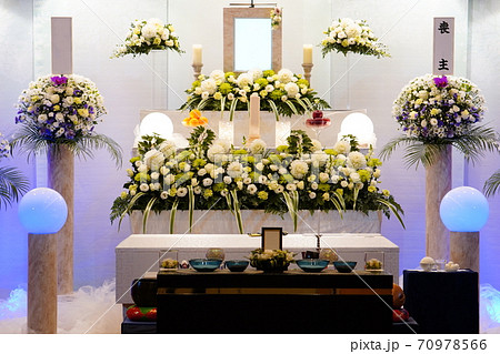 白いダリアが入ったナチュラルな花祭壇 70978566