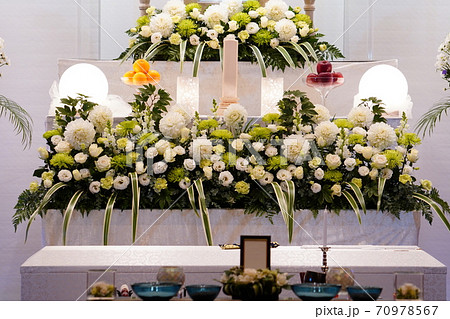 白いダリアが入ったナチュラルな花祭壇 70978567