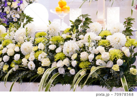 白いダリアが入ったナチュラルな花祭壇 白いダリアが入ったナチュラルな花祭壇 70978568