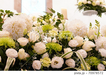 白いダリアが入ったナチュラルな花祭壇 白いダリアが入ったナチュラルな花祭壇 70978572