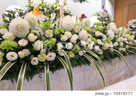 白いダリアが入ったナチュラルな花祭壇 70978577