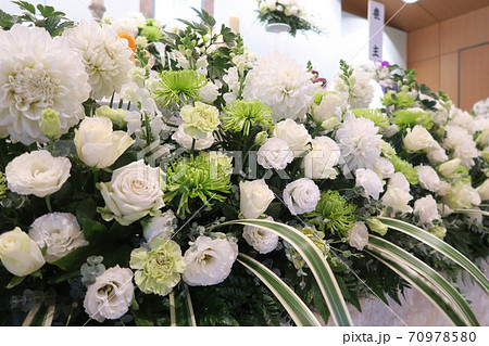 白いダリアが入ったナチュラルな花祭壇 70978580