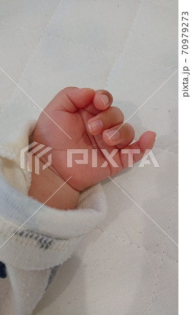 赤ちゃんの手 70979273