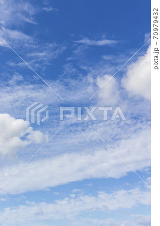 鱗雲と綿雲の爽やかな青空 鱗雲と綿雲の爽やかな青空 70979432