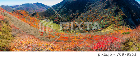 三俣山の大鍋と呼ばれる火口跡、目を見張る紅葉の絶景。 70979553