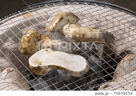 七輪で焼いた焼き松茸【秋の味覚】 70979554