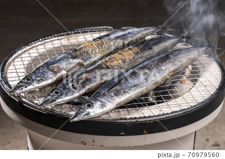 七輪で秋刀魚を焼く【秋の味覚】 七輪で秋刀魚を焼く【秋の味覚】 70979560