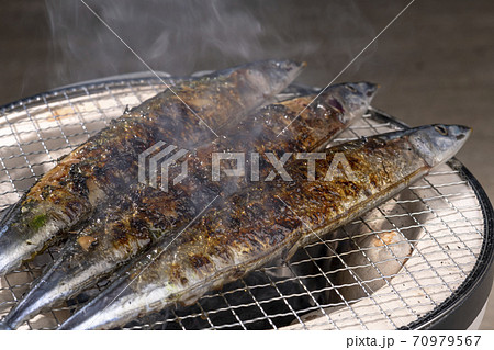 七輪で秋刀魚を焼く【秋の味覚】 70979567