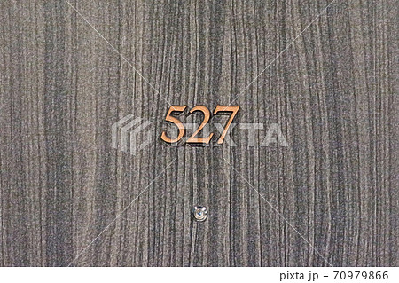ホテルの「ゲストルームナンバー」色鉛筆画風 70979866