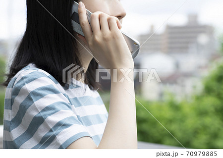 外でガラケーで電話をする女性 外でガラケーで電話をする女性 70979885