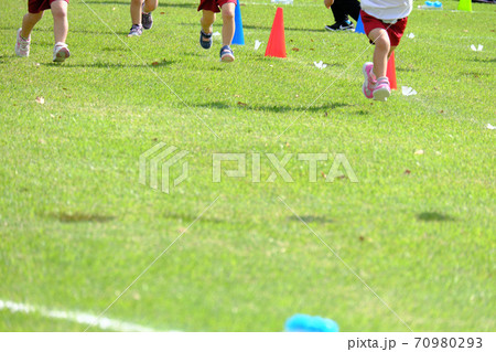ちびっ子の徒競走のイメージ 70980293