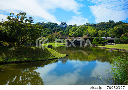 彦根城と玄宮園　池に映える景観 70980397