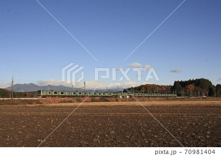 那須連山をバックに行く、宇都宮線E231系の黒磯始発 70981404