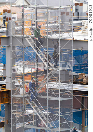昇降階段　足場　建設現場 70981913