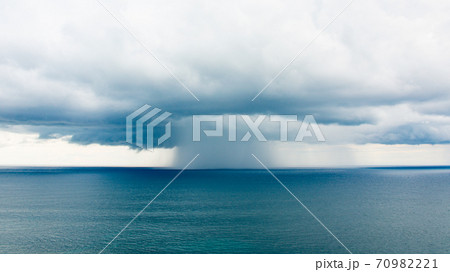 海に降る雨柱 海に降る雨柱 70982221