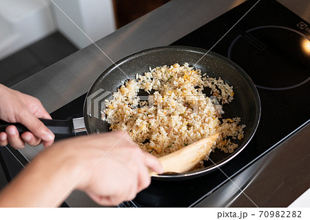 自宅で料理を作る若い男性の手元 自宅で料理を作る若い男性の手元 70982282