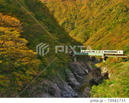 赤芝峡を走る米坂線 赤芝峡を走る米坂線 70982735