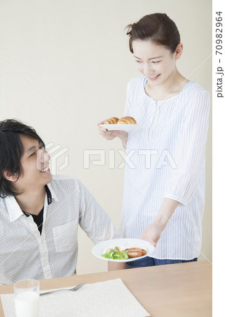 朝食の支度をする女性 70982964