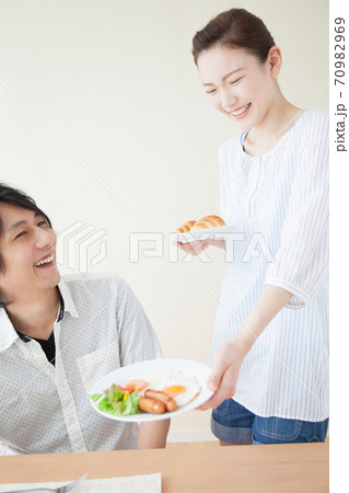 朝食の支度をする女性 朝食の支度をする女性 70982969