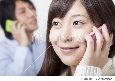 電話する男女 70982992