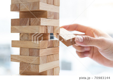 Business people play wooden games, divide the average investment value of a business and jointly manage risks, Alternative risk plan and strategy in business. 70983144