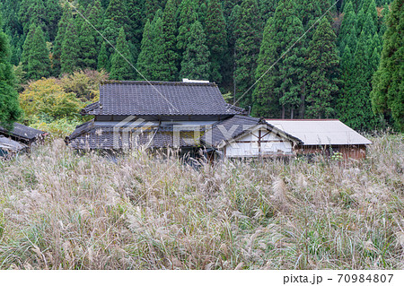 草に埋もれた家 70984807