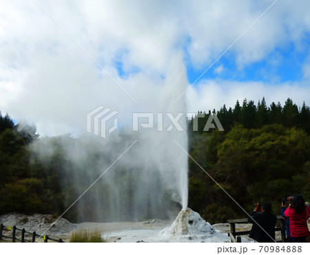 ニュージーランド　ロトルア　ワイオタプのレディノックス間欠泉 70984888