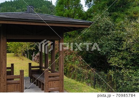 公園の休憩ベンチ小屋 木でできた小さな小屋の写真素材