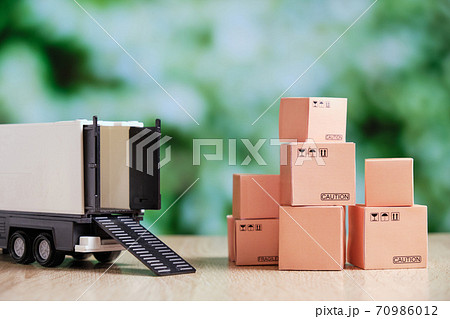 Goods packed in transport packaging for shipment by truck 70986012