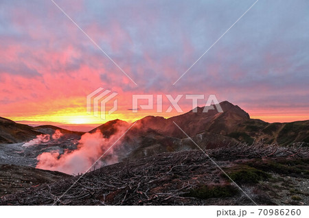北アルプス 立山 室堂平 地獄谷温泉と富山湾に沈む夕陽 夕焼け 北アルプス 立山 室堂平 地獄谷温泉と富山湾に沈む夕陽 夕焼け 70986260
